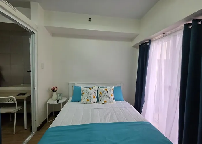 Minimalist With Queen Size Bed At The Celandine Apartamento