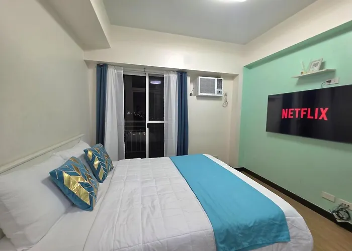 Minimalist With Queen Size Bed At The Celandine Apartamento Manila