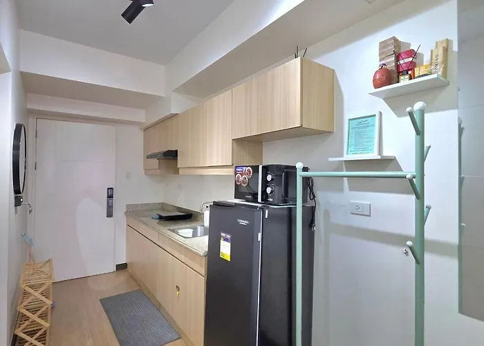 Minimalist With Queen Size Bed At The Celandine Apartamento Manila