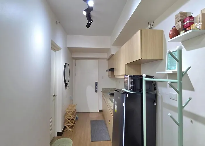 Minimalist With Queen Size Bed At The Celandine Apartamento *