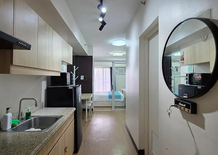 Minimalist With Queen Size Bed At The Celandine Apartamento *