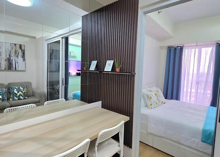 Minimalist With Queen Size Bed At The Celandine *
